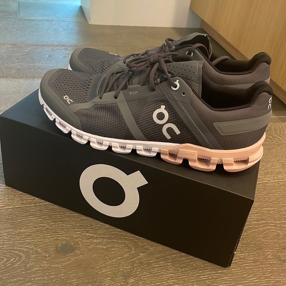 On Cloud brand new w10 cloud flow rock/rose never worn in box